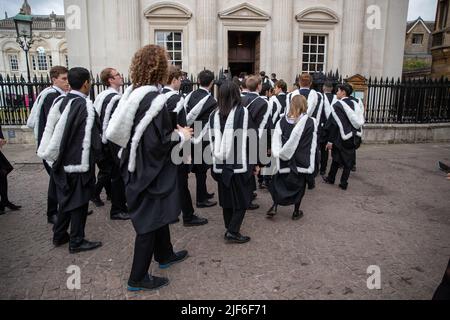 Bild vom 29.. Juni zeigt Studenten des King’s College Cambridge am Mittwochmorgen an ihrem Graduation Day, als die vollständigen Zeremonien nach covid Einschränkungen zurückkehren. Studenten in schwarzen Kleidern, als die traditionellen Abschlusszeremonien der Cambridge University heute (Mi) vor Familie und Freunden stattfanden – nachdem sie letztes Jahr wegen der Coronavirus-Pandemie auf Bildschirmen zusehen mussten. Die Studenten marschierten in das historische Senatshaus, um ihre Abschlüsse von der renommierten Universität zu sammeln. Familie und Freunde konnten sich die Zeremonie im Senatshaus ansehen, nachdem sie es geschafft hatten Stockfoto