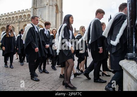 Bild vom 29.. Juni zeigt Studenten des King’s College Cambridge am Mittwochmorgen an ihrem Graduation Day, als die vollständigen Zeremonien nach covid Einschränkungen zurückkehren. Studenten in schwarzen Kleidern, als die traditionellen Abschlusszeremonien der Cambridge University heute (Mi) vor Familie und Freunden stattfanden – nachdem sie letztes Jahr wegen der Coronavirus-Pandemie auf Bildschirmen zusehen mussten. Die Studenten marschierten in das historische Senatshaus, um ihre Abschlüsse von der renommierten Universität zu sammeln. Familie und Freunde konnten sich die Zeremonie im Senatshaus ansehen, nachdem sie es geschafft hatten Stockfoto