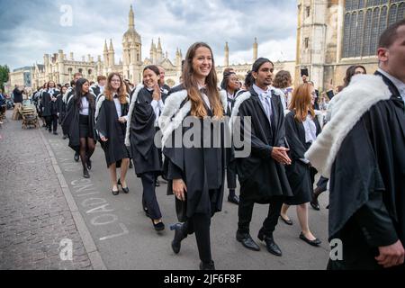 Bild vom 29.. Juni zeigt Studenten des King’s College Cambridge am Mittwochmorgen an ihrem Graduation Day, als die vollständigen Zeremonien nach covid Einschränkungen zurückkehren. Studenten in schwarzen Kleidern, als die traditionellen Abschlusszeremonien der Cambridge University heute (Mi) vor Familie und Freunden stattfanden – nachdem sie letztes Jahr wegen der Coronavirus-Pandemie auf Bildschirmen zusehen mussten. Die Studenten marschierten in das historische Senatshaus, um ihre Abschlüsse von der renommierten Universität zu sammeln. Familie und Freunde konnten sich die Zeremonie im Senatshaus ansehen, nachdem sie es geschafft hatten Stockfoto