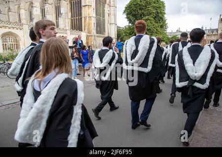 Bild vom 29.. Juni zeigt Studenten des King’s College Cambridge am Mittwochmorgen an ihrem Graduation Day, als die vollständigen Zeremonien nach covid Einschränkungen zurückkehren. Studenten in schwarzen Kleidern, als die traditionellen Abschlusszeremonien der Cambridge University heute (Mi) vor Familie und Freunden stattfanden – nachdem sie letztes Jahr wegen der Coronavirus-Pandemie auf Bildschirmen zusehen mussten. Die Studenten marschierten in das historische Senatshaus, um ihre Abschlüsse von der renommierten Universität zu sammeln. Familie und Freunde konnten sich die Zeremonie im Senatshaus ansehen, nachdem sie es geschafft hatten Stockfoto