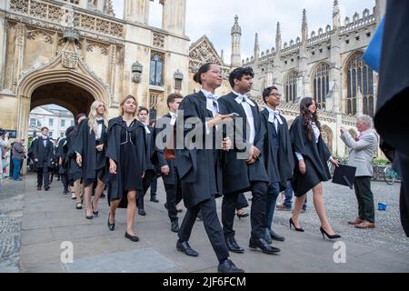 Bild vom 29.. Juni zeigt Studenten des King’s College Cambridge am Mittwochmorgen an ihrem Graduation Day, als die vollständigen Zeremonien nach covid Einschränkungen zurückkehren. Studenten in schwarzen Kleidern, als die traditionellen Abschlusszeremonien der Cambridge University heute (Mi) vor Familie und Freunden stattfanden – nachdem sie letztes Jahr wegen der Coronavirus-Pandemie auf Bildschirmen zusehen mussten. Die Studenten marschierten in das historische Senatshaus, um ihre Abschlüsse von der renommierten Universität zu sammeln. Familie und Freunde konnten sich die Zeremonie im Senatshaus ansehen, nachdem sie es geschafft hatten Stockfoto
