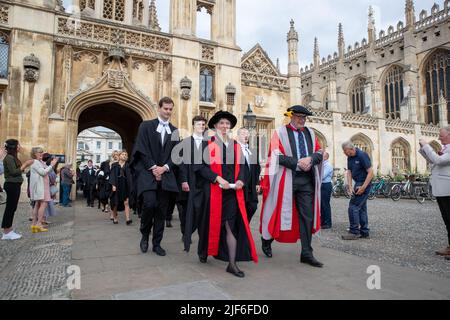 Bild vom 29.. Juni zeigt Studenten des King’s College Cambridge am Mittwochmorgen an ihrem Graduation Day, als die vollständigen Zeremonien nach covid Einschränkungen zurückkehren. Studenten in schwarzen Kleidern, als die traditionellen Abschlusszeremonien der Cambridge University heute (Mi) vor Familie und Freunden stattfanden – nachdem sie letztes Jahr wegen der Coronavirus-Pandemie auf Bildschirmen zusehen mussten. Die Studenten marschierten in das historische Senatshaus, um ihre Abschlüsse von der renommierten Universität zu sammeln. Familie und Freunde konnten sich die Zeremonie im Senatshaus ansehen, nachdem sie es geschafft hatten Stockfoto