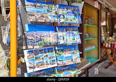 Würzburg, Deutschland - Juni 2022: Postkartenregal im Souvenirshop in Würzburg Stockfoto