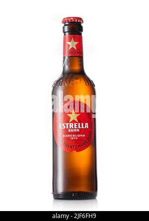 LONDON, Großbritannien - 29. MAI 2022: Eine Flasche Estrella Lagerbier aus Barcelona auf Weiß. Stockfoto