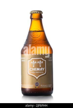 LONDON, Großbritannien - 01. JUNI 2022: Chimay Gold Blonde Lagerbier auf Weiß. Stockfoto