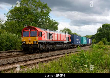 DB-Diesellokomotive der Baureihe 66 Nr. 66082, die einen freightliner-Zug fährt, Warwickshire, Großbritannien Stockfoto