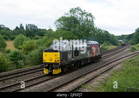 Rail Operations Group, Diesellokomotive der Baureihe 37, Nr. 37510, „Orion“, mit fahrendem Leichtmotor, Warwickshire, Großbritannien Stockfoto
