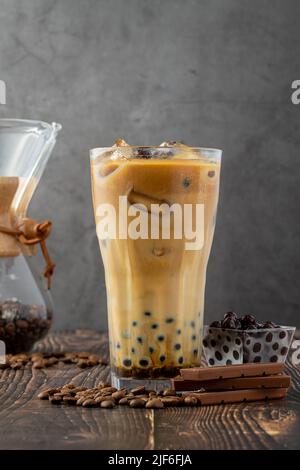 Bubble Tee mit Kaffee und Schokolade in Glas Tasse auf dunklem Hintergrund. Stockfoto