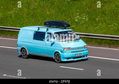 2000 blauer VW Volkswagen Transporter 2461cc Diesel Fenstertransporter. TRANSPORTER VAR8STRSWB65KW2.5TDI; unterwegs auf der Autobahn M61, Manchester, Großbritannien Stockfoto