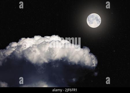 Fantasy-Nachtlandschaft, glühender Supermond, umgeben von Sternen über der Wolke. Tagträumerbild. Stockfoto