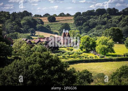WADHURST, ENGLAND - 26.. JUNI 2022: Traditionelles Osthaus in Wealden im Sommer, East Sussex, England Stockfoto