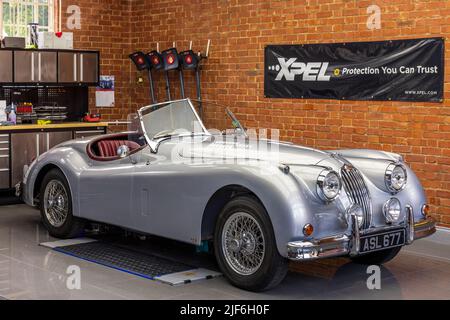 1956 Jaguar XK140 ‘ASL 677’ wird am 19.. Juni 2022 im Bicester Heritage Centre ausgestellt Stockfoto