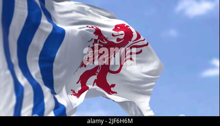 Die Flagge von Nouvelle-Aquitaine winkt an einem klaren Tag im Wind. Nouvelle-Aquitaine ist die größte Verwaltungsregion Frankreichs Stockfoto