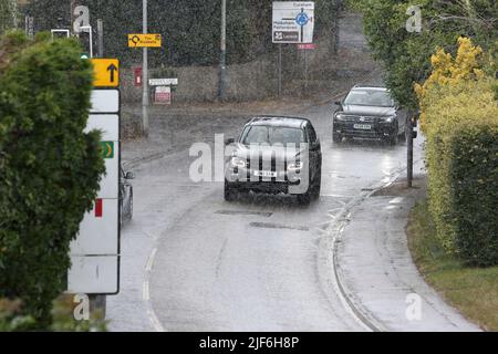 Chippenham, Großbritannien, 30.. Juni 2022. Autofahrer werden in Chippenham vor heftigem Regen gestellt, während sich schwere Regenschauer durch Südengland bewegen. Quelle: Lynchpics/Alamy Live News Stockfoto