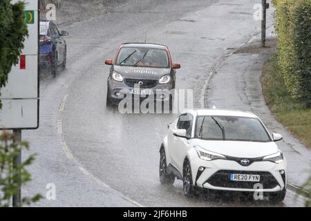 Chippenham, Großbritannien, 30.. Juni 2022. Autofahrer werden in Chippenham vor heftigem Regen gestellt, während sich schwere Regenschauer durch Südengland bewegen. Quelle: Lynchpics/Alamy Live News Stockfoto