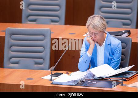 Düsseldorf, Deutschland. 30.. Juni 2022. Dorothee Feller (CDU), Ministerin für Schule und Bildung, sitzt auf der Regierungsbank im landtag und liest ihre Dokumente. In seiner letzten Sitzung vor der Sommerpause befasst sich das landparlament mit der Gaskrise und der Fortsetzung des Untersuchungsausschusses zur Flutkatastrophe vom Juli 2021. Quelle: Marius Becker/dpa/Alamy Live News Stockfoto