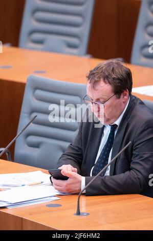 Düsseldorf, Deutschland. 30.. Juni 2022. Oliver Krischer (Bündnis 90/die Grünen), Minister für Verkehr, Umwelt und Naturschutz, sitzt auf der Regierungsbank im landtag. In seiner letzten Sitzung vor der Sommerpause befasst sich das landparlament mit der Gaskrise und der Fortsetzung des Untersuchungsausschusses zur Flutkatastrophe vom Juli 2021. Quelle: Marius Becker/dpa/Alamy Live News Stockfoto