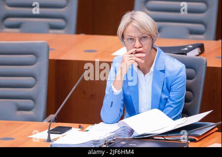 Düsseldorf, Deutschland. 30.. Juni 2022. Dorothee Feller (CDU), Ministerin für Schule und Bildung, sitzt auf der Regierungsbank im landtag und liest ihre Dokumente. In seiner letzten Sitzung vor der Sommerpause befasst sich das landparlament mit der Gaskrise und der Fortsetzung des Untersuchungsausschusses zur Flutkatastrophe vom Juli 2021. Quelle: Marius Becker/dpa/Alamy Live News Stockfoto