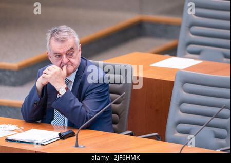 Düsseldorf, Deutschland. 30.. Juni 2022. Der Nordrhein-westfälische Innenminister Herbert Reul (CDU) sitzt auf der Regierungsbank im landtag. In seiner letzten Sitzung vor der Sommerpause befasst sich das landparlament mit der Gaskrise und der Fortsetzung des Untersuchungsausschusses zur Flutkatastrophe vom Juli 2021. Quelle: Marius Becker/dpa/Alamy Live News Stockfoto