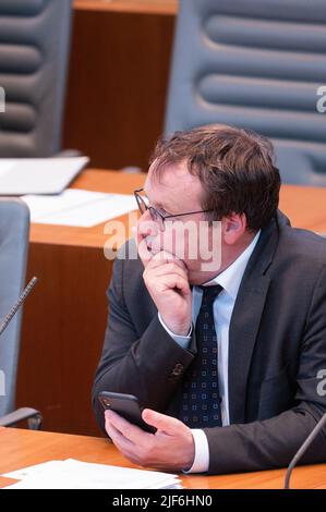 Düsseldorf, Deutschland. 30.. Juni 2022. Oliver Krischer (Bündnis 90/die Grünen), Minister für Verkehr, Umwelt und Naturschutz, sitzt auf der Regierungsbank im landtag. In seiner letzten Sitzung vor der Sommerpause befasst sich das landparlament mit der Gaskrise und der Fortsetzung des Untersuchungsausschusses zur Flutkatastrophe vom Juli 2021. Quelle: Marius Becker/dpa/Alamy Live News Stockfoto