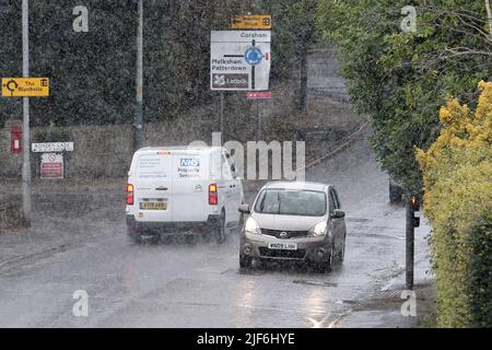 Chippenham, Großbritannien, 30.. Juni 2022. Autofahrer werden in Chippenham vor heftigem Regen gestellt, während sich schwere Regenschauer durch Südengland bewegen. Quelle: Lynchpics/Alamy Live News Stockfoto