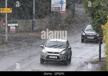 Chippenham, Großbritannien, 30.. Juni 2022. Autofahrer werden in Chippenham vor heftigem Regen gestellt, während sich schwere Regenschauer durch Südengland bewegen. Quelle: Lynchpics/Alamy Live News Stockfoto