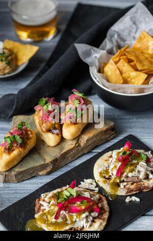 Nahaufnahme köstliche Maya-Polkane Gericht mit Kürbiskernen und weißen Bohnen Toksel in der Nähe von Yucatan Panuchos mit Huhn und Bohnen auf Holztisch Stockfoto