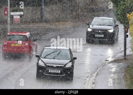 Chippenham, Großbritannien, 30.. Juni 2022. Autofahrer werden in Chippenham vor heftigem Regen gestellt, während sich schwere Regenschauer durch Südengland bewegen. Quelle: Lynchpics/Alamy Live News Stockfoto