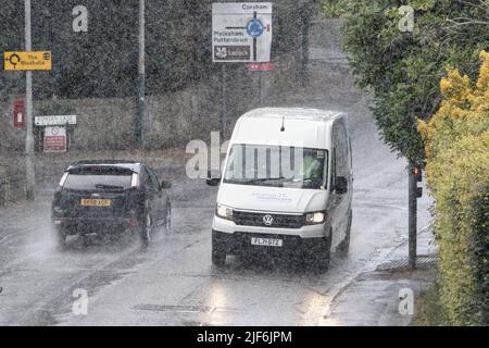 Chippenham, Großbritannien, 30.. Juni 2022. Autofahrer werden in Chippenham vor heftigem Regen gestellt, während sich schwere Regenschauer durch Südengland bewegen. Quelle: Lynchpics/Alamy Live News Stockfoto