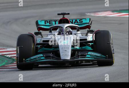 Aktenfoto vom 23-02-2022 von Mercedes' Lewis Hamilton. Das herrschende Gremium der Formel 1, die FIA, hat auf Anraten seiner Ärzte versprochen, Porpoising zu eliminieren oder zu reduzieren - das Phänomen, wenn Autos auf ihrer Suspension mit hoher Geschwindigkeit auf- und abprallen. Ausgabedatum: Donnerstag, 30. Juni 2022. Stockfoto
