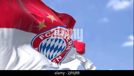 München, GER, Mai 2022: Die Bayern-Münchner Flagge winkt im Wind von hinten. Bayern München ist ein deutscher Sportverein mit Sitz in München Stockfoto