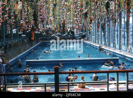 Das Hallenbad mit tropischem Thema im Butlins Holiday Camp Minehead Juli 1962 Foto von Tony Henshaw Archive Stockfoto