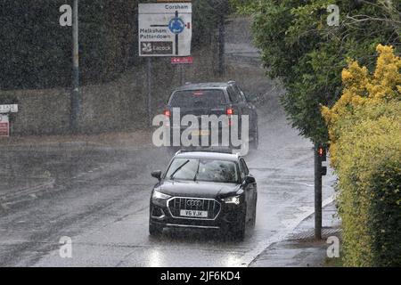 Chippenham, Großbritannien, 30.. Juni 2022. Autofahrer werden in Chippenham vor heftigem Regen gestellt, während sich schwere Regenschauer durch Südengland bewegen. Quelle: Lynchpics/Alamy Live News Stockfoto