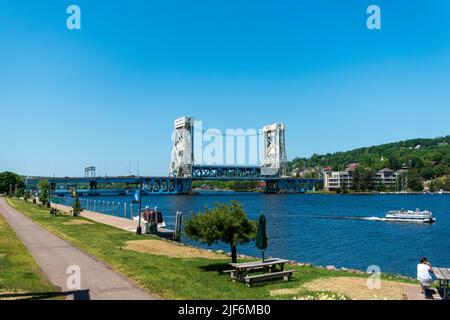 Houghton, MI, USA - 20. Juni 2022:Blick vom Flussufer auf die Portage Lake Lift Bridge Stockfoto