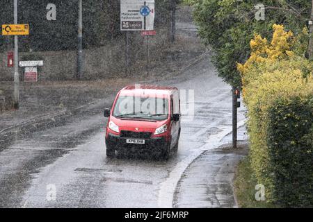 Chippenham, Großbritannien, 30.. Juni 2022. Autofahrer werden in Chippenham vor heftigem Regen gestellt, während sich schwere Regenschauer durch Südengland bewegen. Quelle: Lynchpics/Alamy Live News Stockfoto