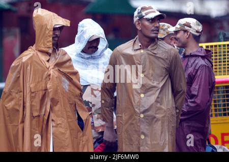 Neu Delhi, Neu Delhi, Indien. 30.. Juni 2022. Heftiger Regen in Delhi, Trost für die Menschen und Sicherheit, die seit einigen Monaten unter Hitze leiden, am Donnerstag in Neu-Delhi. (Bild: © Ravi Batra/ZUMA Press Wire) Stockfoto