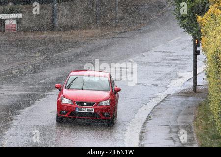 Chippenham, Großbritannien, 30.. Juni 2022. Autofahrer werden in Chippenham vor heftigem Regen gestellt, während sich schwere Regenschauer durch Südengland bewegen. Quelle: Lynchpics/Alamy Live News Stockfoto