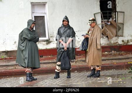 Neu Delhi, Neu Delhi, Indien. 30.. Juni 2022. Heftiger Regen in Delhi, Trost für die Menschen und Sicherheit, die seit einigen Monaten unter Hitze leiden, am Donnerstag in Neu-Delhi. (Bild: © Ravi Batra/ZUMA Press Wire) Stockfoto