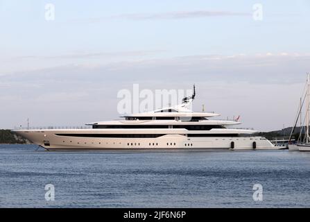 Der legendäre NBA-Basketballspieler Michael Jordan, begleitet von seiner Frau Yvette Prieto, bleibt am 24. August 2021 auf der 95-Meter-Yacht O'Pari in Sibenik, Kroatien, vor Anker. Foto: Dusko Jaramaz/PIXSELL Stockfoto