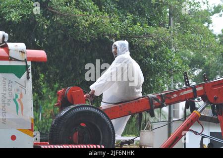 Neu Delhi, Neu Delhi, Indien. 30.. Juni 2022. Heftiger Regen in Delhi, Trost für die Menschen und Sicherheit, die seit einigen Monaten unter Hitze leiden, am Donnerstag in Neu-Delhi. (Bild: © Ravi Batra/ZUMA Press Wire) Stockfoto