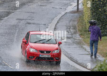 Chippenham, Großbritannien, 30.. Juni 2022. Autofahrer werden in Chippenham vor heftigem Regen gestellt, während sich schwere Regenschauer durch Südengland bewegen. Quelle: Lynchpics/Alamy Live News Stockfoto