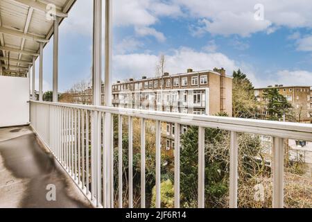 Kleiner gemauerter Balkon mit Metallgeländer und Tür Stockfoto