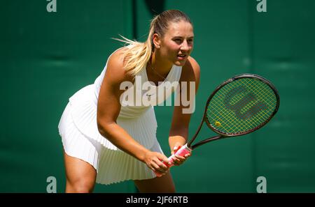 Marta Kostyuk aus der Ukraine im Einsatz gegen Katie Swan aus Großbritannien während der ersten Runde der Wimbledon Championships 2022, Grand Slam Tennisturnier am 28. Juni 2022 im All England Lawn Tennis Club in Wimbledon bei London, England - Foto: Rob Prange/DPPI/LiveMedia Stockfoto