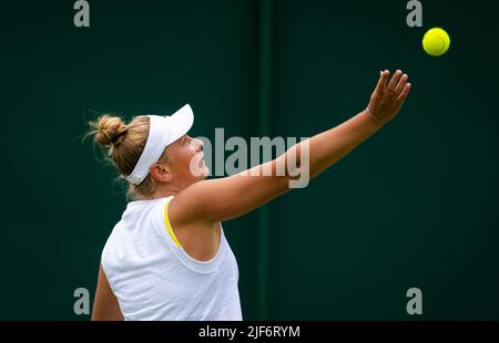 Nastaja Schunk aus Deutschland im Einsatz gegen Mihaela Buzarnescu aus Rumänien während der ersten Runde der Wimbledon Championships 2022, Grand Slam Tennisturnier am 28. Juni 2022 im All England Lawn Tennis Club in Wimbledon bei London, England - Foto: Rob Prange/DPPI/LiveMedia Stockfoto