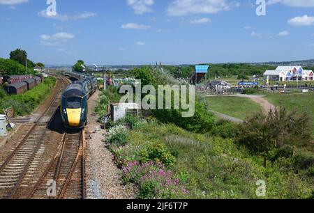 GWR Intercity Express Zug verlässt die Bahnsteiglinie in Dawlish Warren, South Devon. Stockfoto