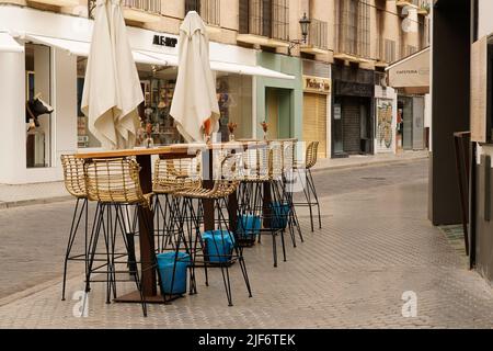 Sevilla, Spanien, 15. Juli 2021: Sevilla Tapas-Terrassen leer. Covid-19-Einschränkungen. Stockfoto