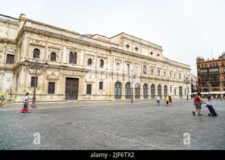 Sevilla, Spanien, Februar 15 2021: Menschen, die auf der Plaza de San Francisco spazieren, Rückansicht des Rathauses von Sevilla. Stockfoto