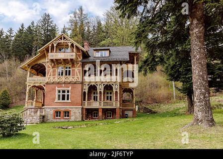 Miedzygorze, Polen, Mai 2022: Alte historische Villen in einem kleinen Dorf im Sudetengebirge, Südwestpolen, Woiwodschaft Niederschlesien Stockfoto