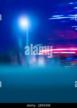 Verschwommene Stadt bei Nacht. Verschwommener Hintergrund der Nachtstraße. Stockfoto
