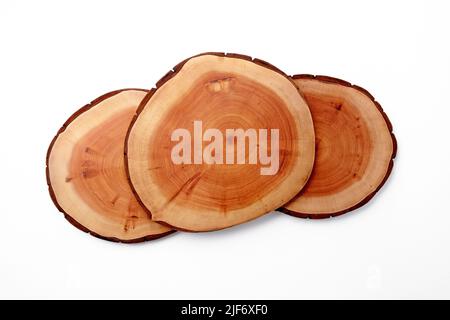 Holzschneidebretter isoliert auf weißem Hintergrund. Baumstamm zur Produktpräsentation geschnitten Stockfoto